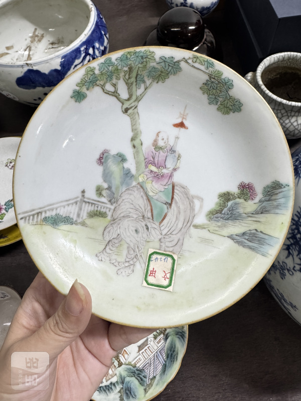 清 粉彩胡人戏象盘 - 图3